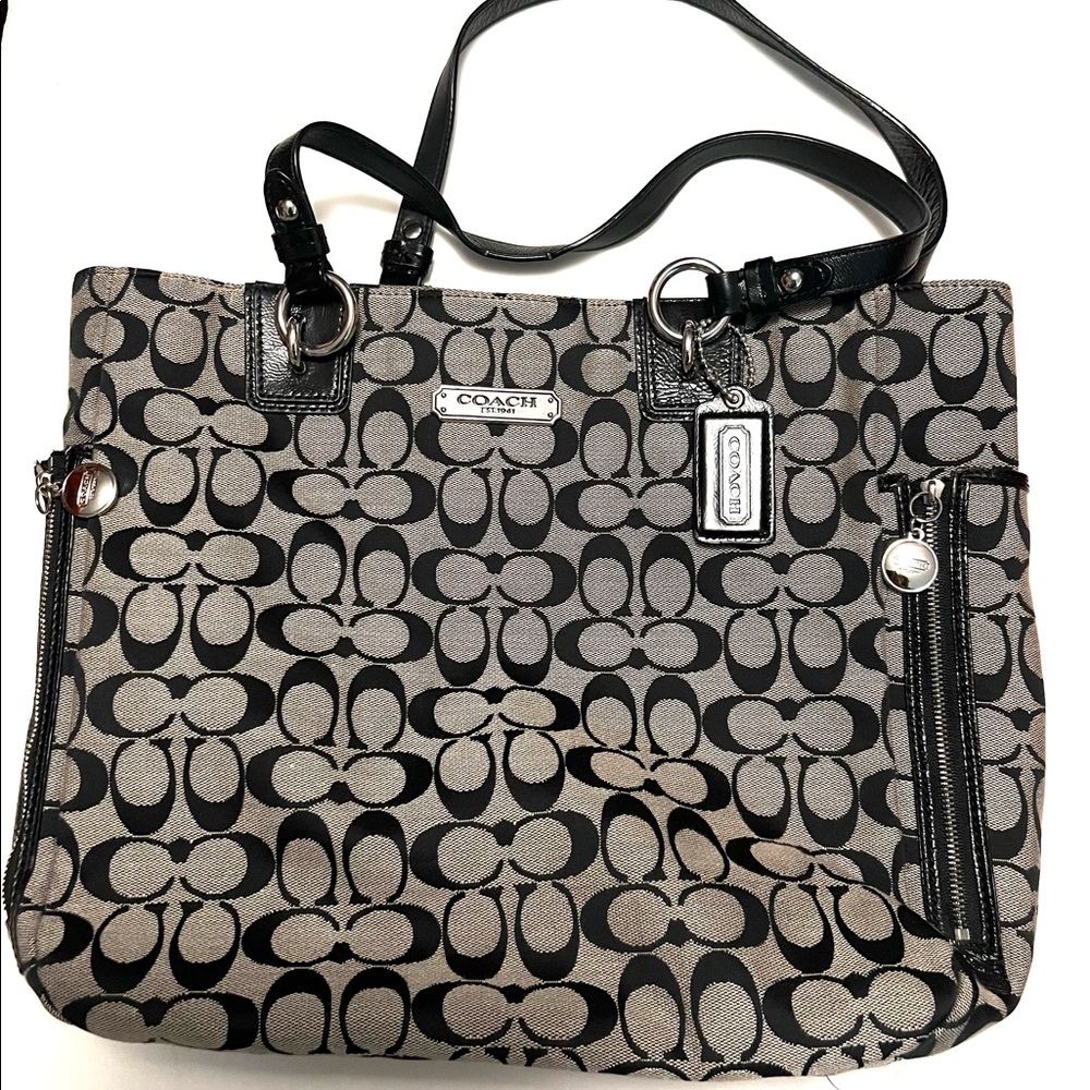 Beautiful Coach Classic Timeless Signature Black Shopper Tote